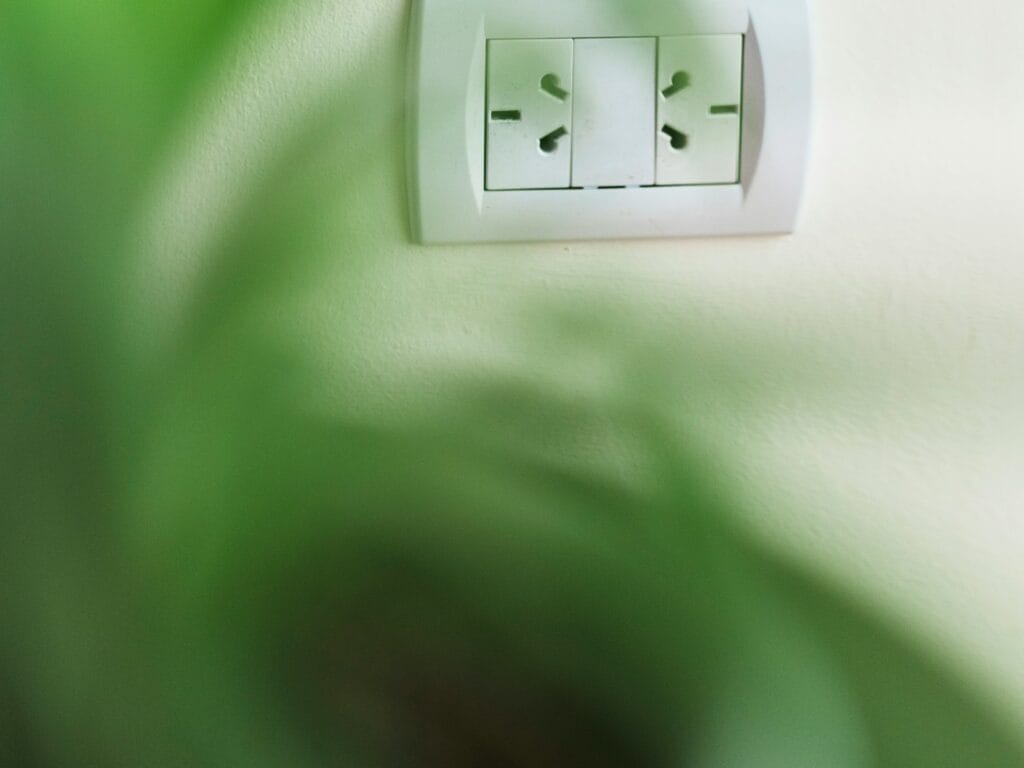 Aardlekschakelaar en aarding: hoe werken ze samen