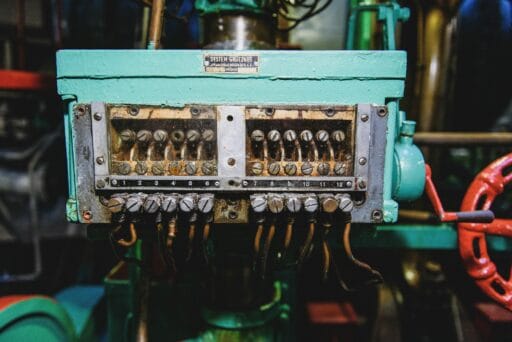 Het verschil tussen aarding en nulgeleider