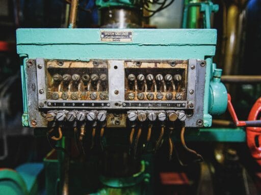 Het verschil tussen aarding en nulgeleider