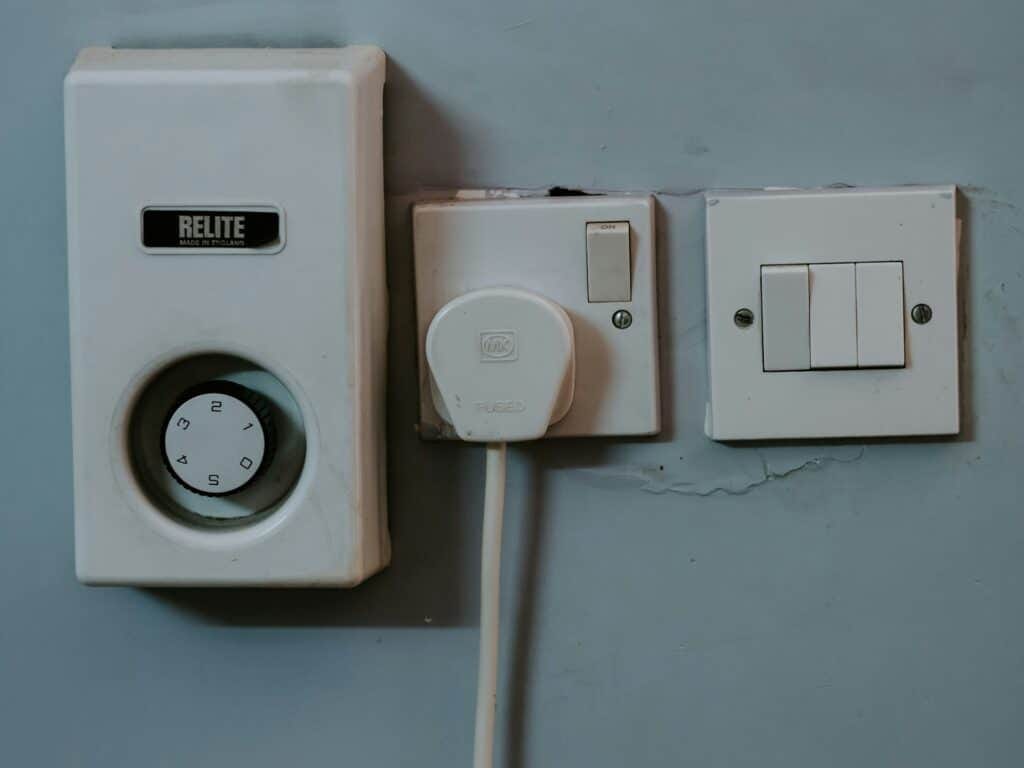 Welke werkzaamheden voert een elektricien uit