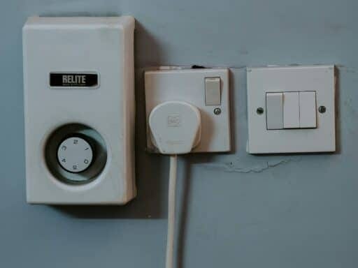 Welke werkzaamheden voert een elektricien uit